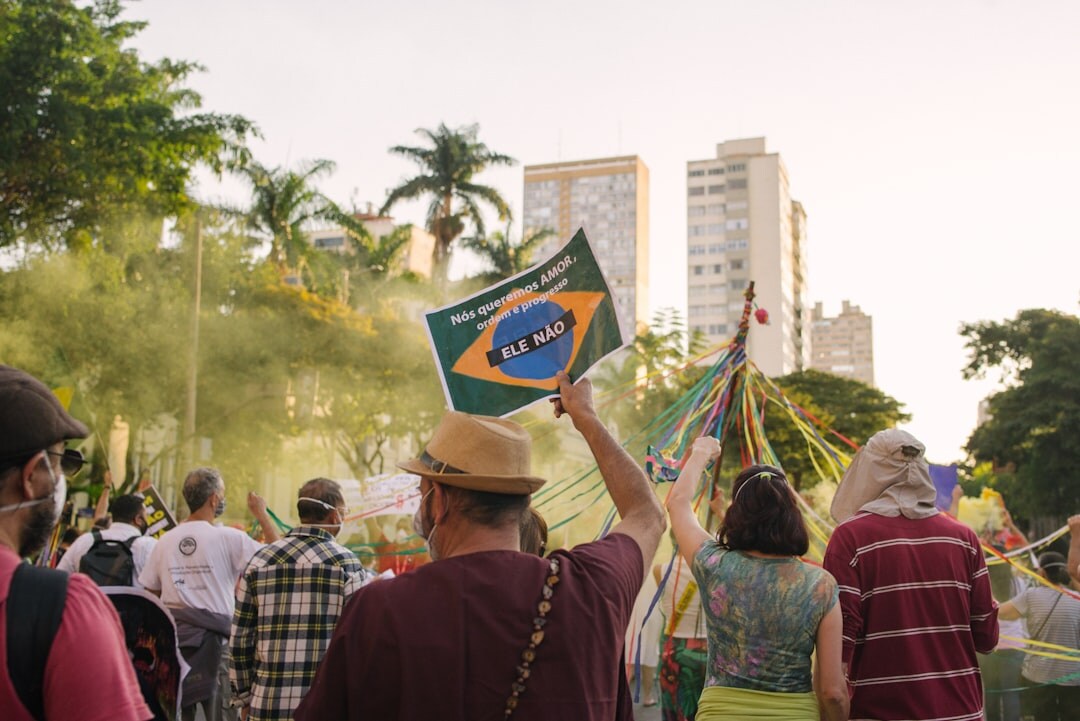 people using smartphones in brazil